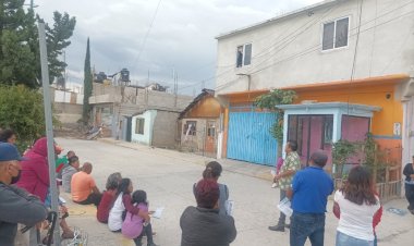 Habitantes de Acuitlapilco exigen alumbrado público