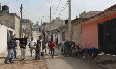 Vecinos de Nicolás Romero realizan tequio para pavimentar su calle