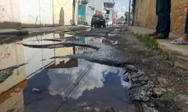 Fugas de agua causan socavones en zonas populares de Guadalajara