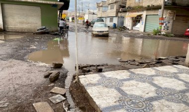 La gente de La Laguna de Chiconautla vive entre la basura y grandes charcos de agua