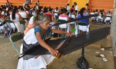 Huitzilan impulsa a artesanas del bordado y telar de cintura