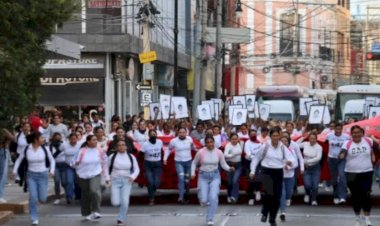 Normalistas marchan y exigen justicia por los 43 de Ayotzinapa