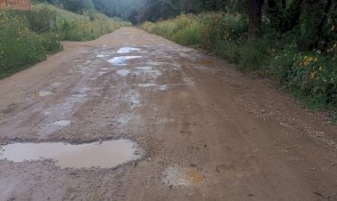 Vecinos de Chalcatongo denuncian abandono carretero de la 4T