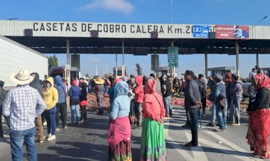 Campesinos tiran cebollas y bloquean casetas en Zacatecas