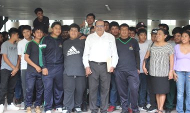 Edil de Teco visita albergue estudiantil