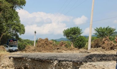 Deslave deja incomunicada a Hueycuatitla, Benito Juárez