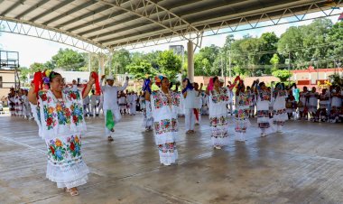 El pueblo yucateco mantiene viva su herencia con el Hanal Pixán