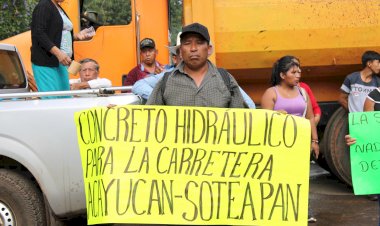 Campesinos protestan en carreteras del sur de Veracruz; gobierno estatal los ignora