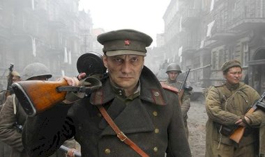 Rusia, victoriosa en la guerra civil y ante invasión imperialista